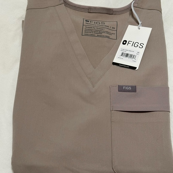 Figs XS BLD Classic Cargo top never worn NWT - Picture 2 of 3